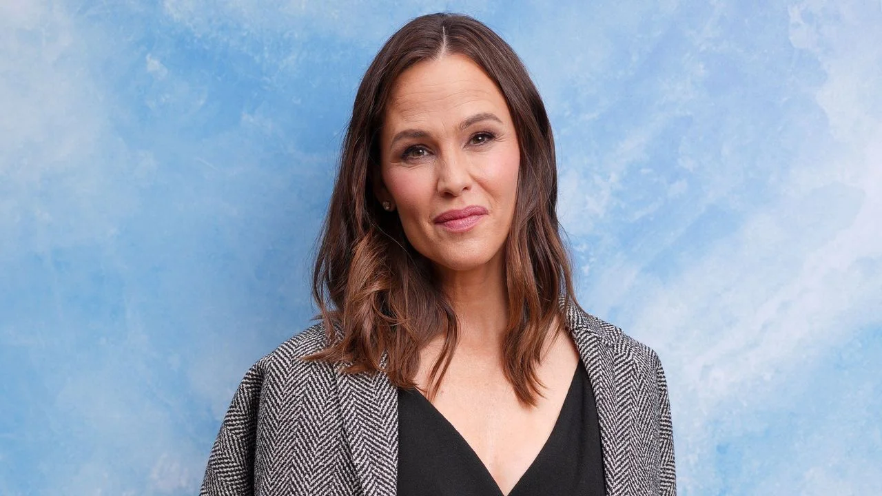 Jennifer Garner's Dining Room: Personal Touches in Inviting Decor