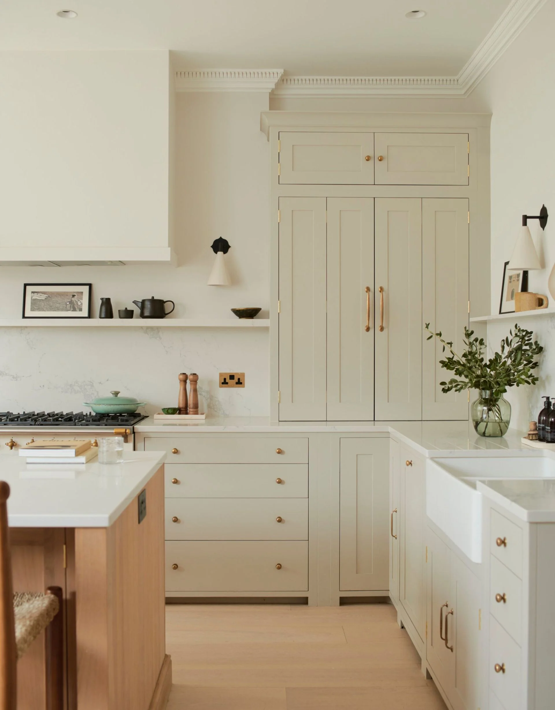 An airy kitchen with off-white cabinetry