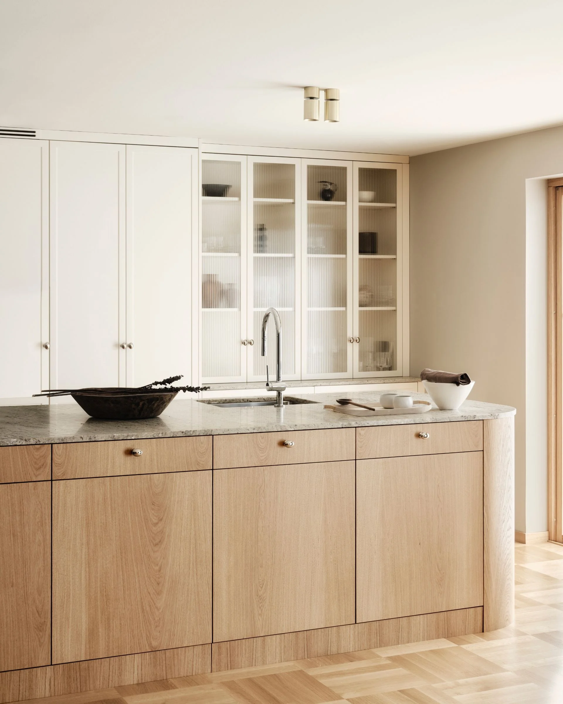 A minimalist kitchen with too much uniformity
