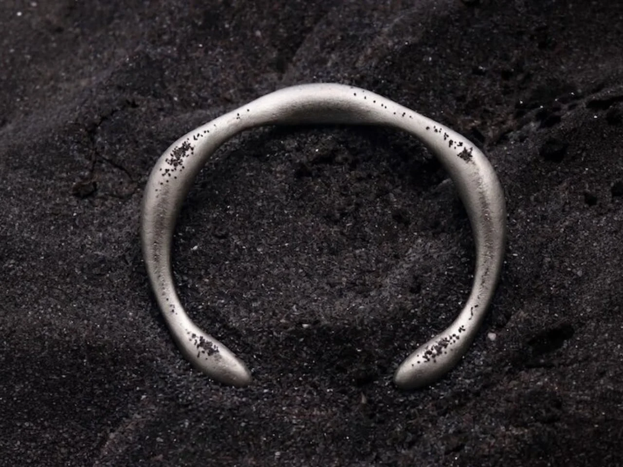 Arc: A Stylish Bracelet Designed to Curb Screen Time