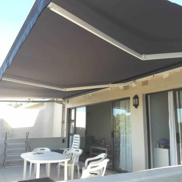 Retractable patio awning