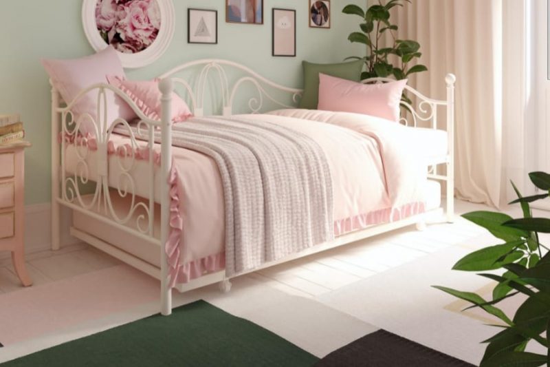 Vintage Daybed with Trundle for Girls’ Room