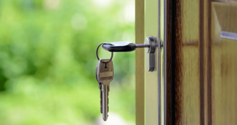 how to use a lanyard for keys